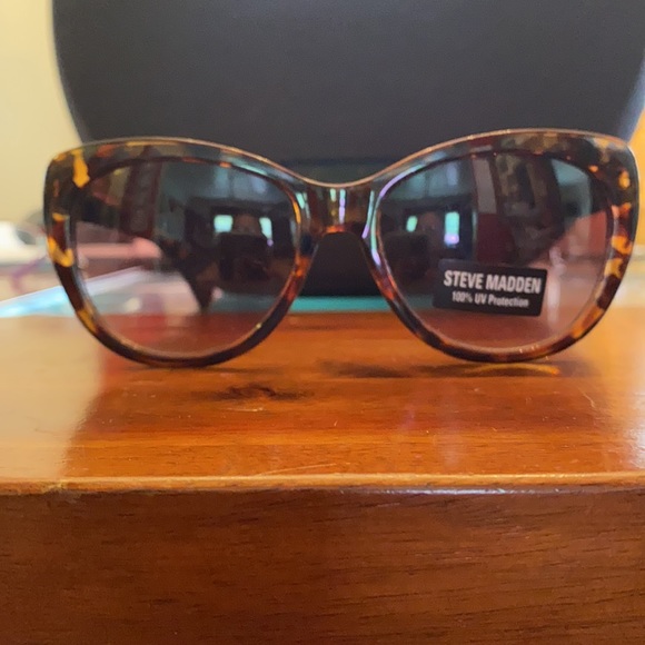 Steve Madden - Picture 2 of 5